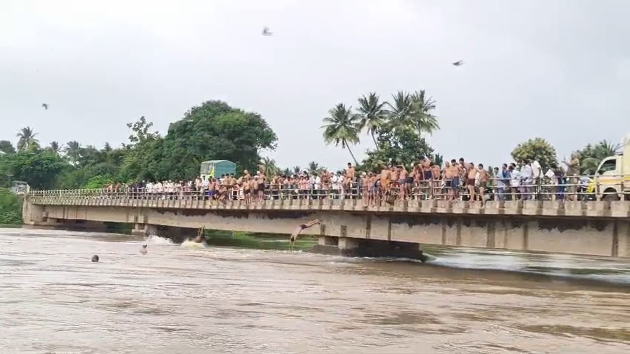 दरवर्षी श्रावण महिन्यात सांगली जिल्ह्यातील पलूस तालुक्यातील भिलवडी येथे कृष्णामाई जलतरण ग्रुपच्या वतीने आनंद पोहण्याचा हा उपक्रम आयोजित करण्यात आला होता. हा कार्यक्रम मोठ्या उत्साहात पार पडला.