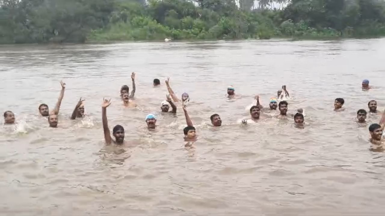 यावेळी नितीन गुरव यांनी त्यांच्या यांत्रिक बोटीसह उपस्थित राहून पोहण्याच्या मार्गाबाबत मोलाचे मार्गदर्शन केले. तसेच काही जलतरणपटूंना सहकार्य केले.