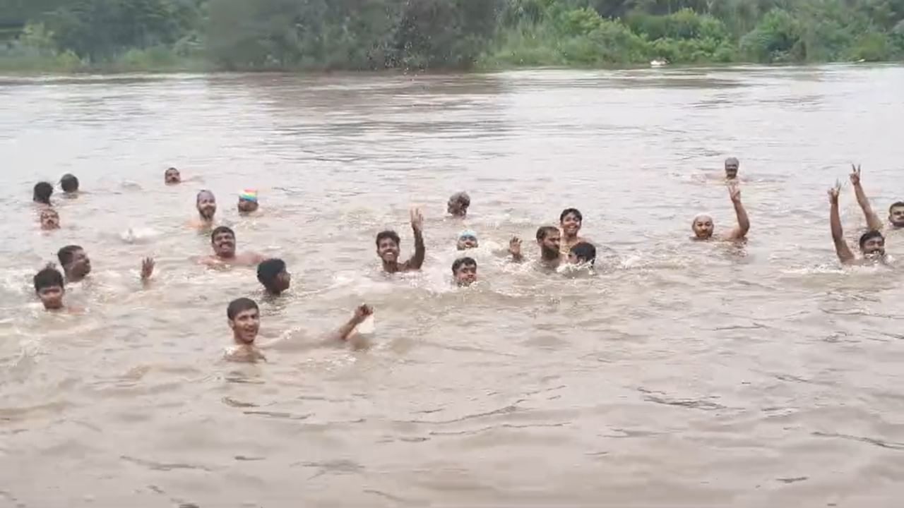 या वेळी सर्वच जलतरणपटूंच्या चेहऱ्यावर एखादे मोठे युद्ध जिंकल्याचा आनंद स्पष्ट दिसत होता. या उपक्रमादरम्यान महापूर काळात भिलवडी परिसराचे देवदूत म्हणून ओळखले जाणारे नितीन गुरव यांनी मोलाचे मार्गदर्शन केले.