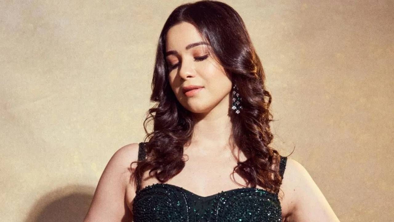 सारा तेंडुलकर तिच्या फिटनेस आणि त्वचेची काळजी घेण्याबाबत खूप सक्रिय असते. ती अनेकदा सोशल मीडियावर त्याबद्दल माहिती देते, काही ना काही शेअर करते. नुकताच तिने एक व्हिडिओ शेअर केला आहे ज्यामध्ये ती एक हेल्दी ड्रिंक बनवताना दिसली. अतिशय सुंदर दिसणाऱ्या साराने माचा स्मूदी तयार केली आहे. ते त्वचेसाठी वरदान कसे ठरू शकते ते जाणून घेऊया. (Insta/saratendulkar)