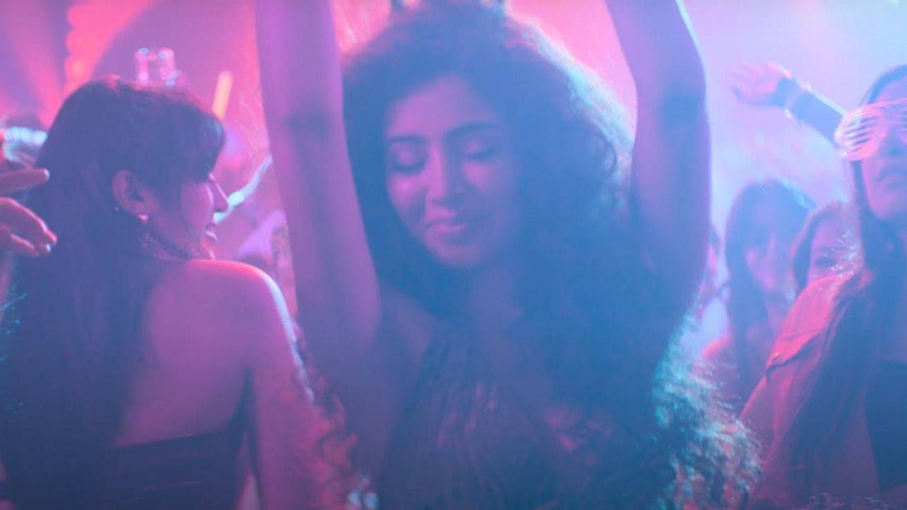 मणिरत्नम दिग्दर्शित 'पोन्नियिन सेल्वन' या चित्रपटामध्येही ती दिसली होती. यामध्ये तिने नंदिनीच्या (ऐश्वर्या राय) बालपणाची भूमिका साकारली होती. सारा आता 20 वर्षांची असून ती रणवीर सिंहपेक्षा 20 वर्षांनी लहान आहे.  
