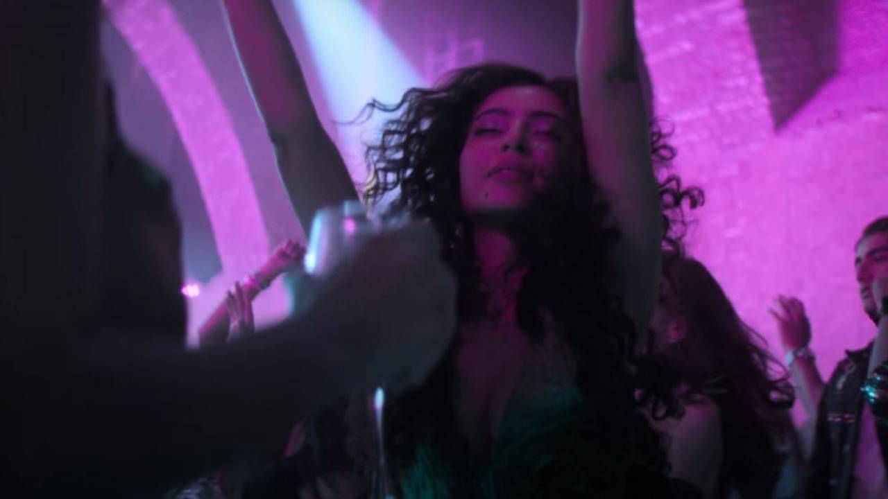 2001 मध्ये प्रदर्शित झालेल्या 'देइवा थिरुमगल' या तमिळ चित्रपटातून सारा अर्जुनने बालकलाकार म्हणून चित्रपटसृष्टीत पाऊल ठेवलं होतं. यामध्ये तिने सुपरस्टार विक्रमच्या मुलीची भूमिका साकारली होती. या चित्रपटासाठी तिने सर्वोत्कृष्ट बालकलाकारचा पुरस्कार पटकावला होता. 
