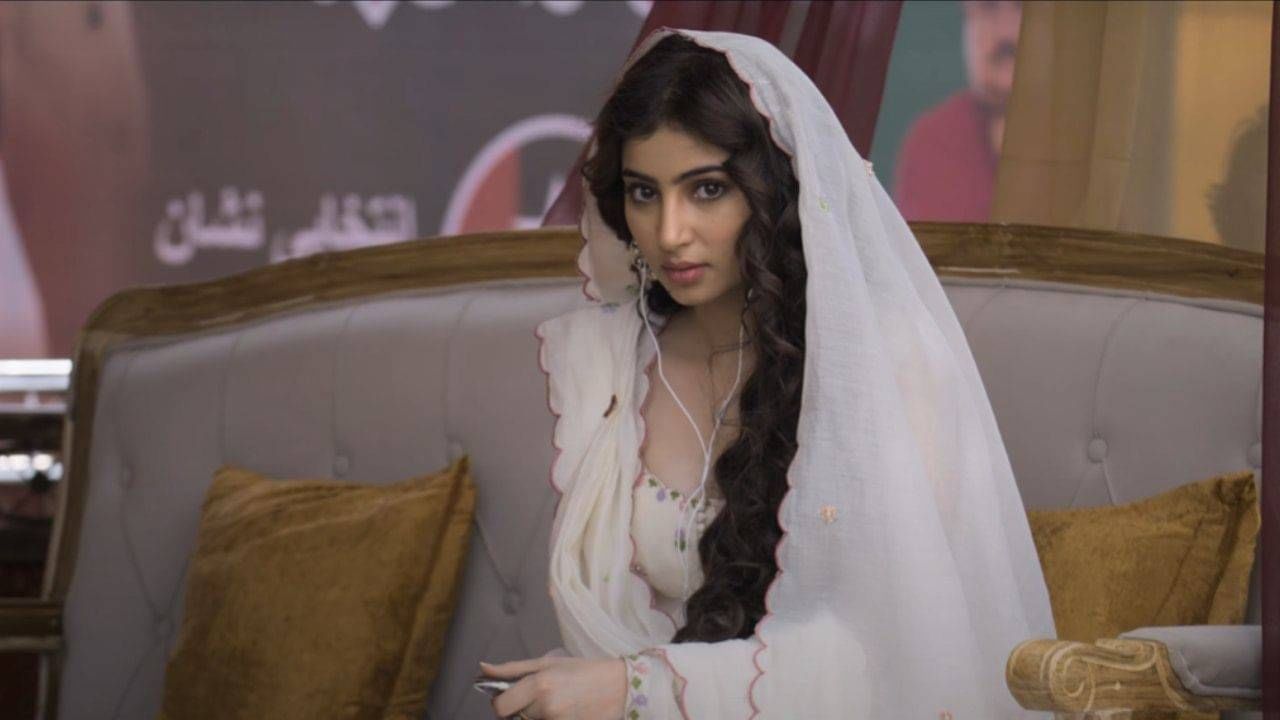 फर्स्ट लूक व्हिडीओमध्ये सारा अर्जुन आणि रणवीर सिंह या दोघांमध्ये जबरदस्त केमिस्ट्री पहायला मिळतेय. अवघ्या काहीच दृश्यांमध्ये साराने छाप सोडली आहे. ही सारा अर्जुन नेमकी आहे तरी कोण, याविषयी जाणून घेण्यासाठी नेटकरी उत्सुक आहेत. 
