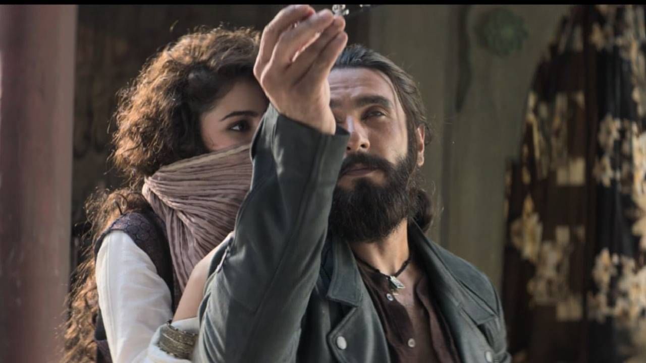 अभिनेता रणवीर सिंहच्या वाढदिवशी 6 जुलै रोजी त्याच्या आगामी 'धुरंधर' या चित्रपटाचा फर्स्ट लूक व्हिडीओ प्रदर्शित झाला. या फर्स्ट लूकने सर्वांचंच लक्ष वेधलंय. रणवीरच्या लूकला प्रेक्षकांकडून पसंती मिळत आहे. 
