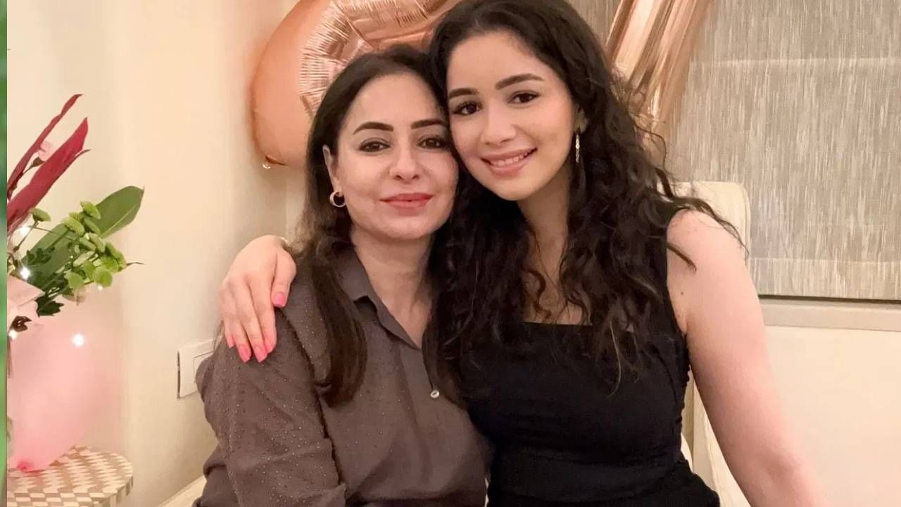 असं बनवलं खास ड्रिंक : साराने सर्व घटकांना माचा पावडरसह ग्राइंडरमध्ये बारीक करून स्मूदी तयार केली. तिने त्यात 30 ग्रॅम प्रथिने घेतली. साराच्या मते, हे पेय चमकदार त्वचा आणि निरोगी स्नायूंसाठी बेस्ट ऑप्शन आहे.