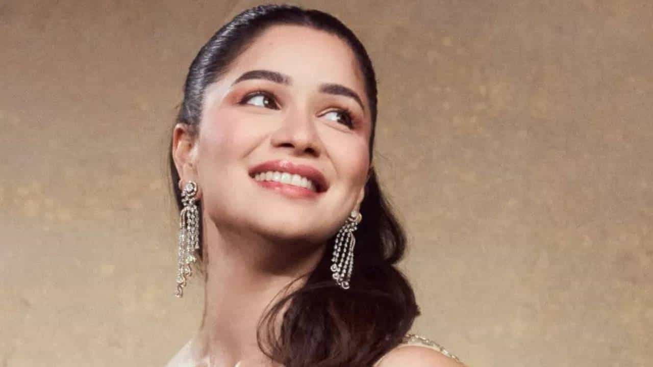Sara Tendulkar : सारा तेंडुलकरची समुद्रात मस्ती, डान्स पाहून चाहते फिदा .. फोटो व्हायरल !