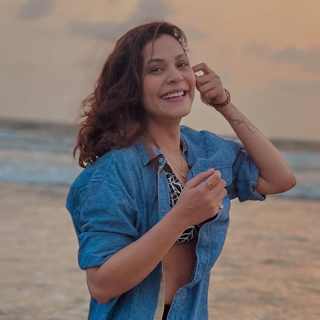 "आपण नशिबवान आहोत. शिक्षणासाठी फार खर्च करावा लागला नाही. पण आज ज्या वेगाने गोष्टी महाग होतायत, मुलाला या जगात आणून सगळ्या गोष्टींसाठी तडजोड करण मला योग्य वाटत नाही" असं अनुजा साठेने सांगितलं.
