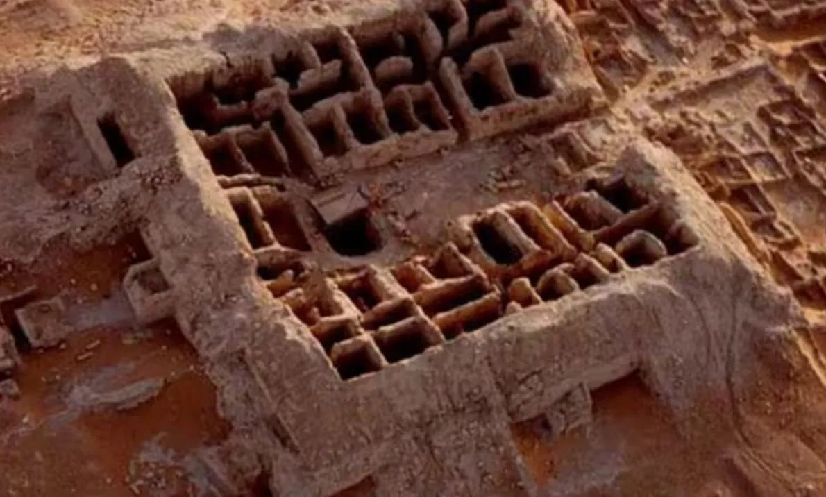 या ऐतिहासिक शोधाचा आणखी एक महत्त्वाचा पैलू म्हणजे प्राचीन सिंचन व्यवस्था येथे अस्तित्वात होती. खोदकामात असे आढळून आले की त्या काळातील लोकांनी पावसाचे पाणी शेतात वाहून नेण्यासाठी कालवे, पाण्याच्या टाक्या आणि शेकडो जलसाठे बांधले होते. हे याचे पुरावे आहे की ते त्याकाळातील लोक कठीण बिकट हवामानातही पाणी व्यवस्थापनाच्या प्रगत पद्धतींशी परिचित होते.