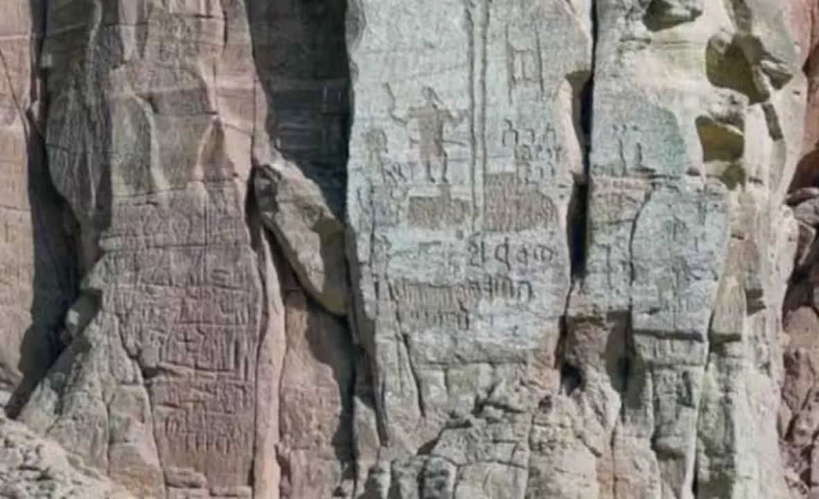 उत्खननादरम्यान, पुरातत्वशास्त्रज्ञांना तुवाईक पर्वतरांगाच्या माथ्यावर एक दगडात कोरलेले मंदिर सापडले आहे. या मंदिराच्या आत धार्मिक विधींशी संबंधित अवशेष देखील सापडले आहेत, त्यामुळे येथे राहणारे लोक पूजा आणि धार्मिक परंपरा पाळत होते हे उघड झाले आहे. याशिवाय, या भागात एकूण २,८०७ थडगी देखील सापडली आहेत, जी विविध काळातील आहेत.