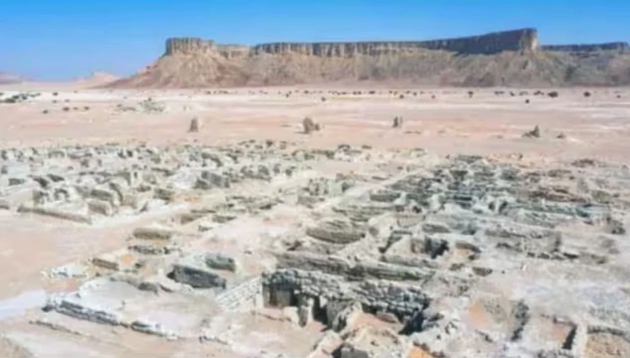 दगडांनी बांधलेल्या या प्राचीन मंदिराचे अवशेष त्याच्या बांधकाम व्यावसायिकांच्या भव्य वास्तुकला आणि प्रगत कलेचा समृद्ध वारसा दर्शवतात. मंदिराजवळ सापडलेल्या वस्तूंचे अवशेषामुळे प्राचीन लोक अल-फाओ प्रदेशात धार्मिक विधी आणि पूजा करत असत.