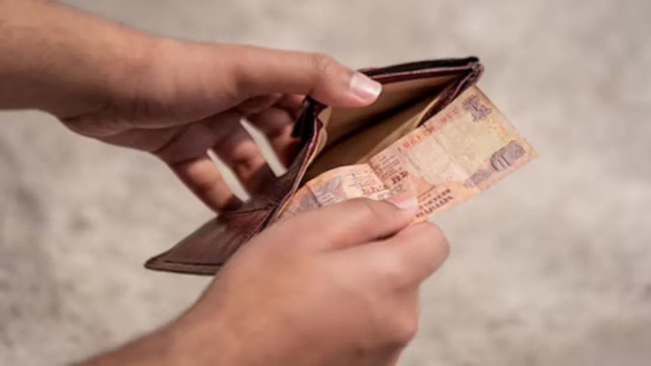 तुमच्या खिशाला लागली नजर, एका सवयीमुळे वाचतील लाखो रुपये; आर्थिक गाडीही येईल रुळावर तुमच्या खिशाला लागली नजर, एका सवयीमुळे वाचतील लाखो रुपये; आर्थिक गाडीही येईल रुळावर