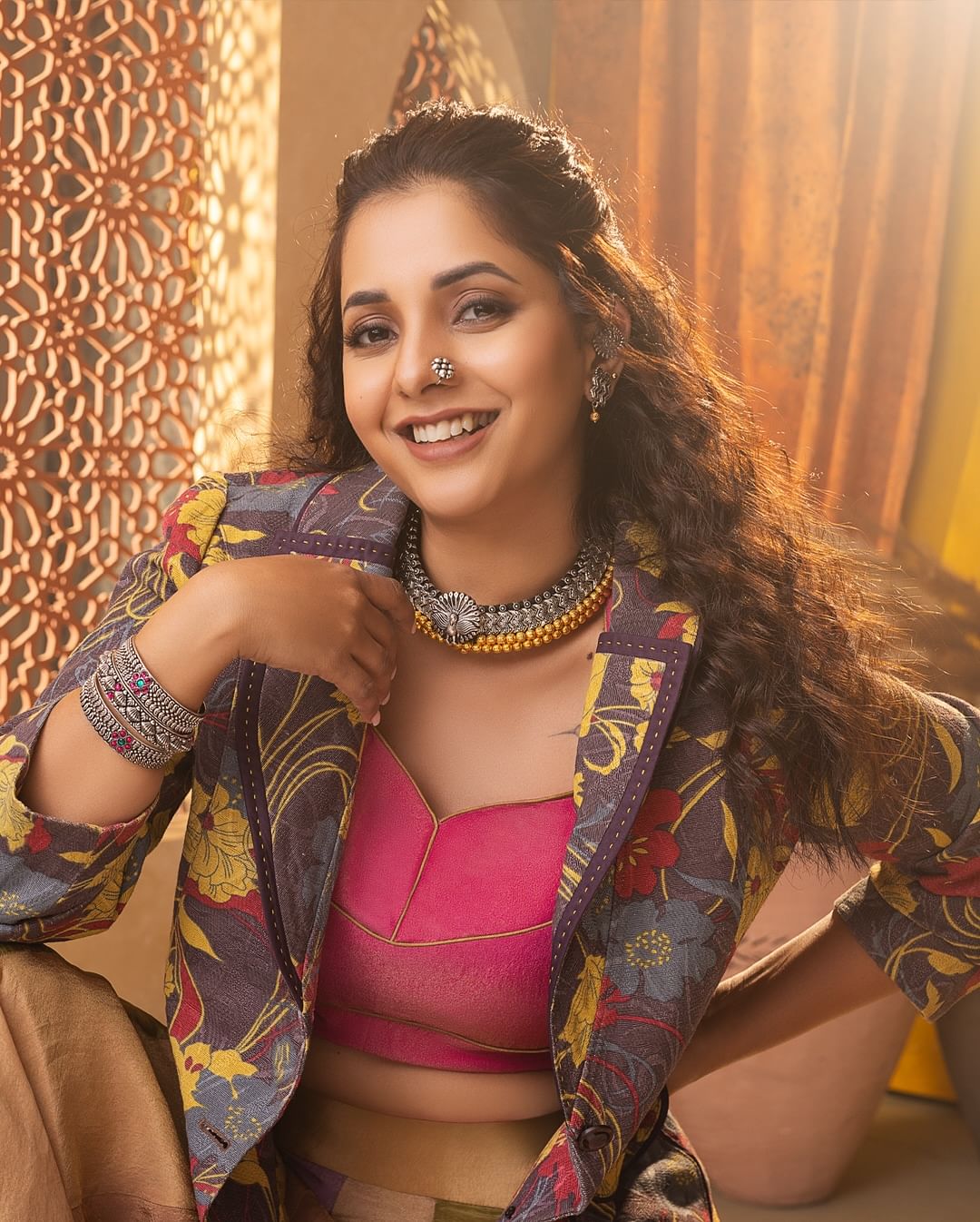 तसेच, तरीही त्यांना विश्वासच बसेना. माझे खरे आई-वडील वेगळे आहेत, असेही त्यांना सांगितले. तरीही ते तू अशोक सराफांचीच मुलगी आहेस, असे ते मला सांगत होते. मी त्यांना सांगितलं की माझ्या वडिलांचे नाव संजीव आणि माझ्या आईच नाव शुभांगी आहे. हे सांगताच ते माझ्यावर ओरडले, अशी आठवण सायली सांजीवने सांगितली.