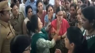 मासिक पाळीचं रक्त सांडलं म्हणून; विद्यार्थिनींसोबत शाळेचं भयंकर कृत्य, शहापूर हादरलं