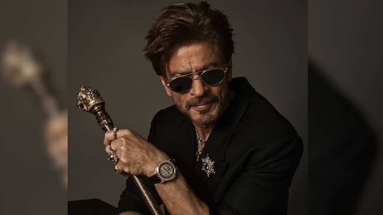 हा स्टार दुसरा-तिसरा कोणी नसून शाहरुख खान आहे. यावर्षी फेब्रुवारीमध्ये स्क्वेअर मासिकाने जगातील सर्वांत श्रीमंत अभिनेत्यांची यादी प्रसिद्ध केली. या यादीत टॉप 10 श्रीमंत अभिनेत्यांची नावं होती. ज्यामध्ये बॉलिवूडचा किंग अर्थात अभिनेता शाहरुख खानच्याही नावाचा समावेश होता. गेल्या अनेक दशकांपासून त्याचं नाव या यादीत येत आहे. स्क्वेअरने दिलेल्या माहितीनुसार, शाहरुखची एकूण संपत्ती 876.5 दशलक्ष डॉलर्स म्हणजेच 7500 कोटी रुपये इतकी आहे. तो जगातील चौथ्या क्रमाकांचा श्रीमंत अभिनेता आहे. 
