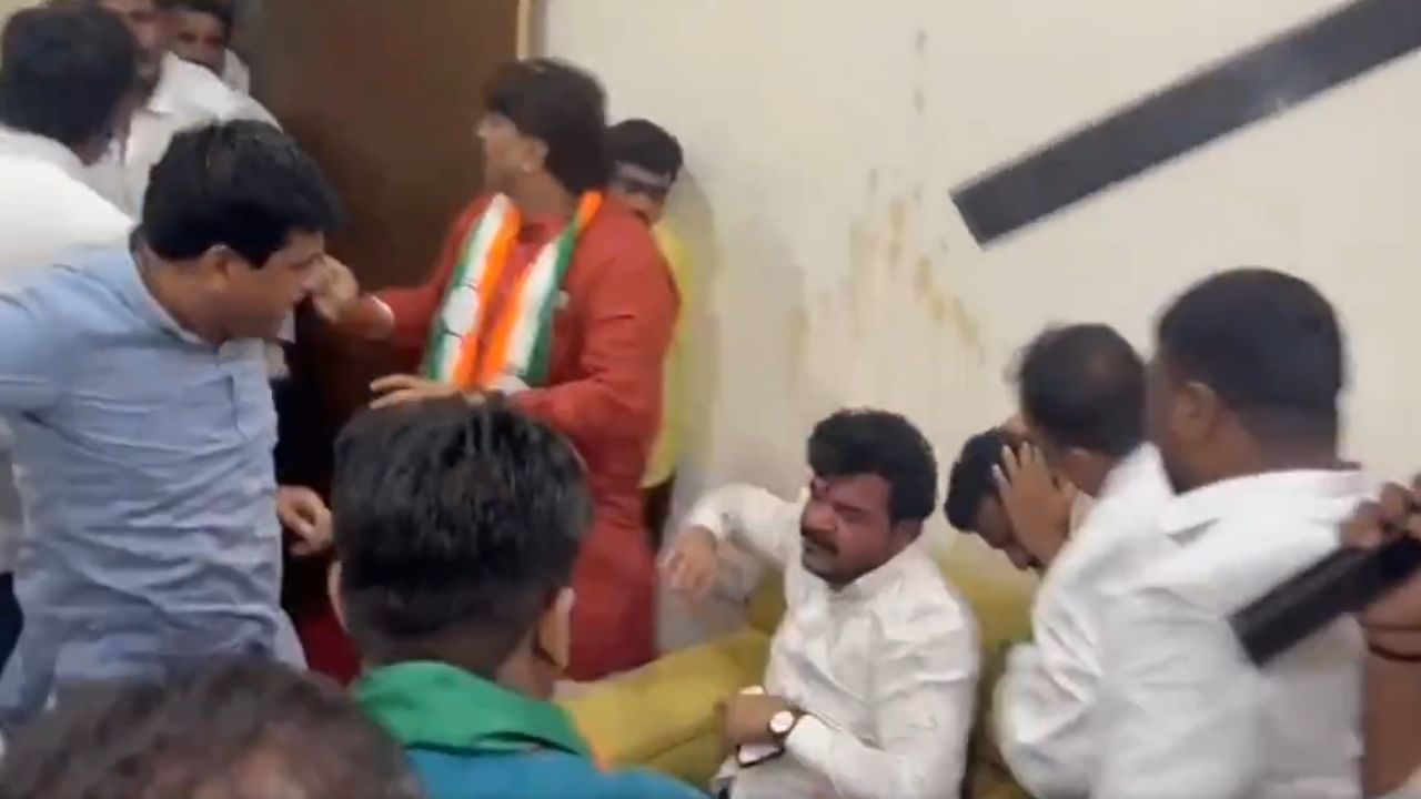 Tom, Dick, Harry च्या कृपेमुळे महाराष्ट्रात आता गुंडाराज, राष्ट्रवादी आणि छावा संघटनेच्या कार्यकर्त्यांमधील राड्यावर शरद पवार गटाची पहिली प्रतिक्रिया Tom, Dick, Harry च्या कृपेमुळे महाराष्ट्रात आता गुंडाराज, राष्ट्रवादी आणि छावा संघटनेच्या कार्यकर्त्यांमधील राड्यावर शरद पवार गटाची पहिली प्रतिक्रिया