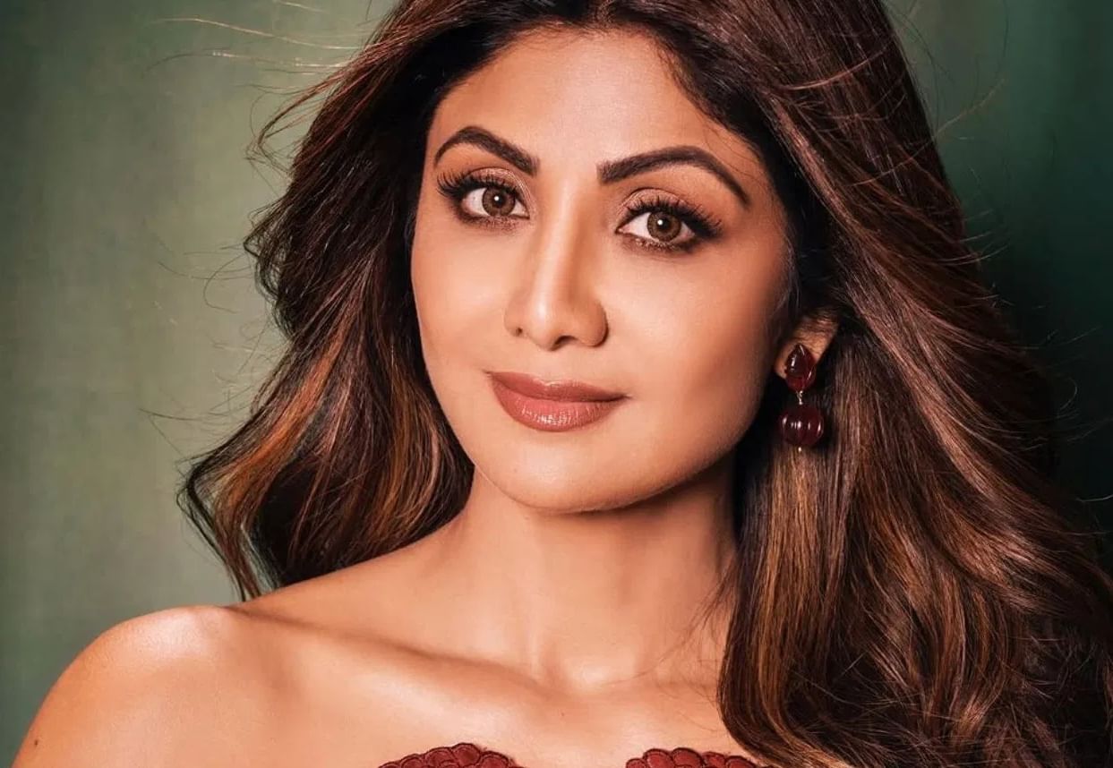  शाहरुख याने करियरमध्ये सुरुवातीला चित्रपट 'बाजीगर'मध्ये जबरदस्त व्हीलन साकारला होता. 1993 साली आलेल्या या चित्रपटात त्याने शिल्पा शेट्टी आणि काजोल अभिनेत्री सोबत काम केले होते.हा शिल्पा शेट्टी हिचा पहिलाच चित्रपट होता. 17 वर्षाच्या शिल्पाने आपला एक्टिंग डेब्यू केला होता.