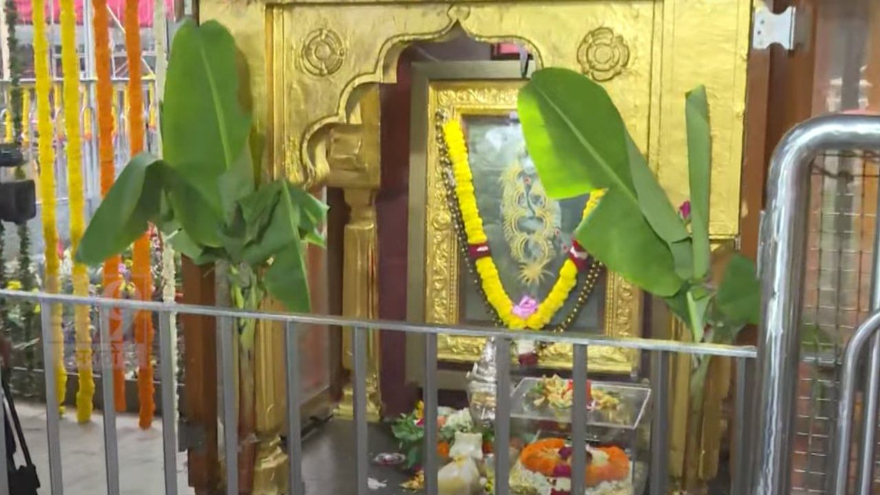 आज गुरुपौर्णिमा... यानिमित्ताने शिर्डीमध्ये सध्या गुरुपौर्णिमेचा उत्सव साजरा केला जात आहे. सध्या भाविकांमध्ये प्रचंड उत्साह पाहायला मिळत आहे. साईबाबांना आपले गुरु मानणारे हजारो साईभक्त शिर्डीत दाखल झाले आहेत.