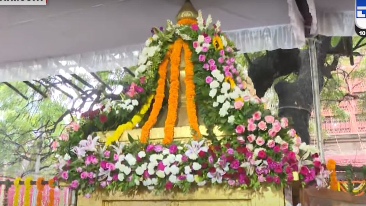 कालपासूनच या तीन दिवसीय उत्सवाला सुरुवात झाली आहे. सध्या मोठ्या उत्साहात आणि भक्तिमय वातावरणात गुरुपौर्णिमा साजरी केली जात आहे. शिर्डीत सुरु झालेल्या या तीन दिवसीय गुरुपौर्णिमा उत्सवासाठी तीन लाखांहून अधिक भाविक साईदर्शनासाठी दाखल झाले आहेत.