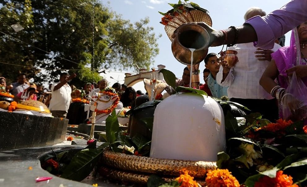 शिवलिंगावर पहिलं काय अर्पण करावे पाणी की बेलपत्र? जाणून घ्या