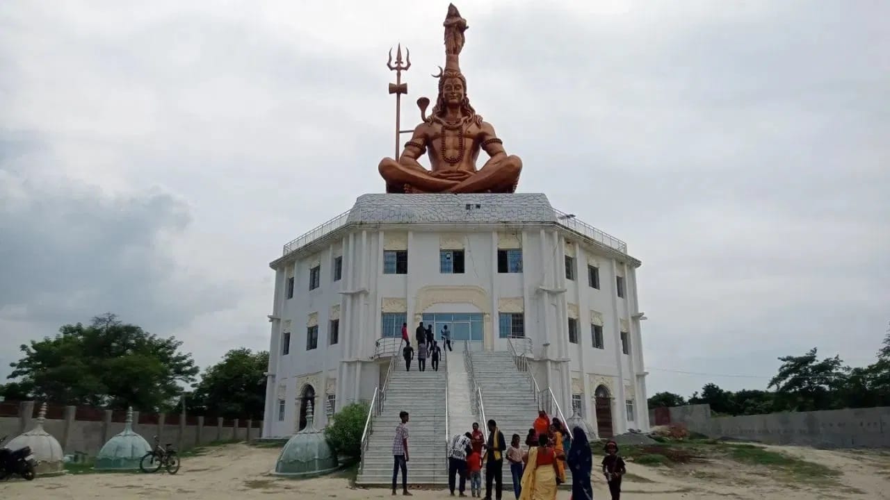 घरात कधीही पूजास्थळी किंवा मंदिरात बूट आणि चप्पल घालून प्रवेश करू नये. वास्तुशास्त्रात, हे भगवान शिवाचा अपमान मानले जाते, ज्यामुळे घराच्या सकारात्मक उर्जेवर नकारात्मक परिणाम होतो.