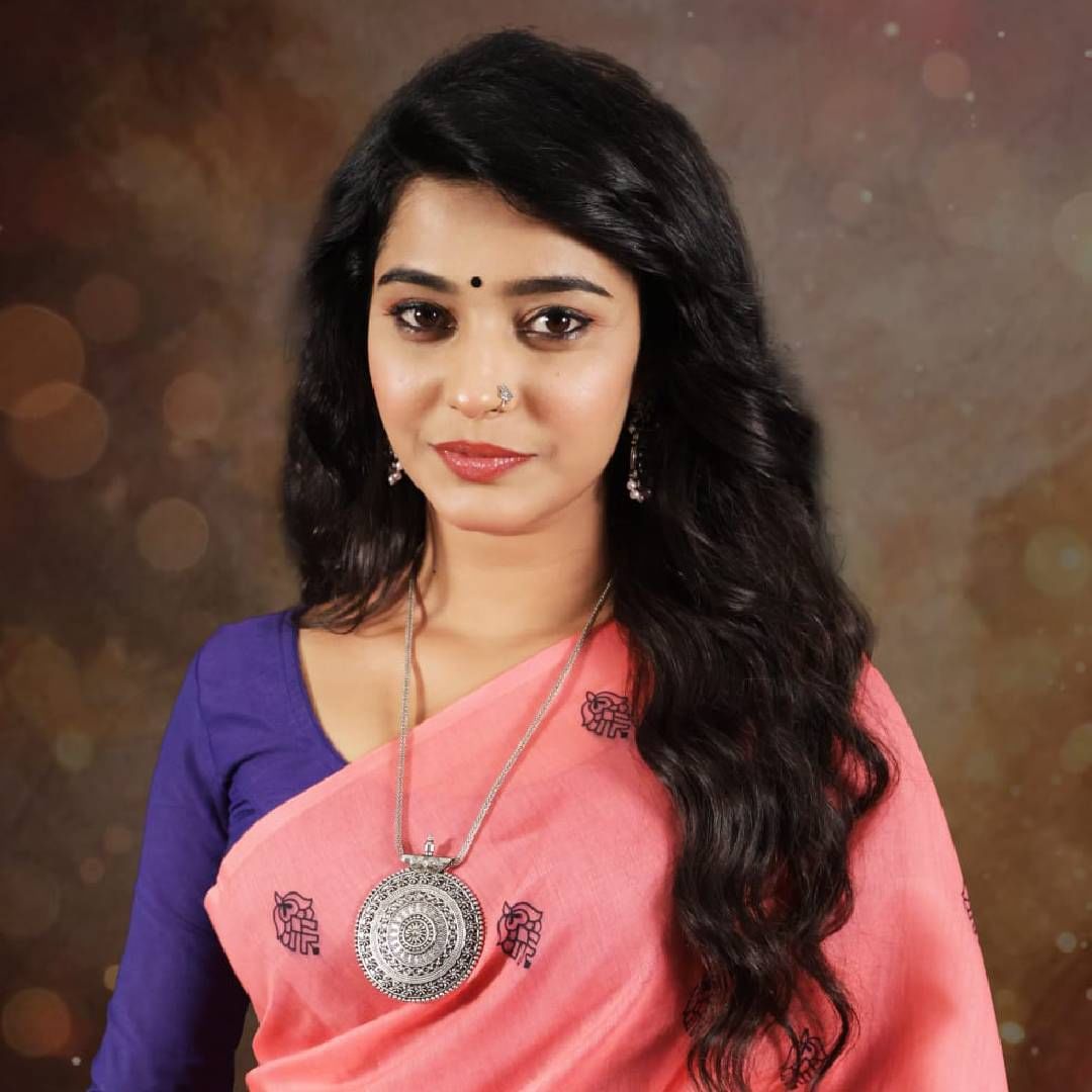 आधी पेक्षा जास्त खंबीर आणि इंग्रजी भाषेवर कमालीचं वर्चस्व असणारी एक नवी रमा आता जगासमोर आहे. रमा जरी भूतकाळ विसरली असली तरी आपल्या मुलीला मात्र ती कधीच विसरली नाही. 
