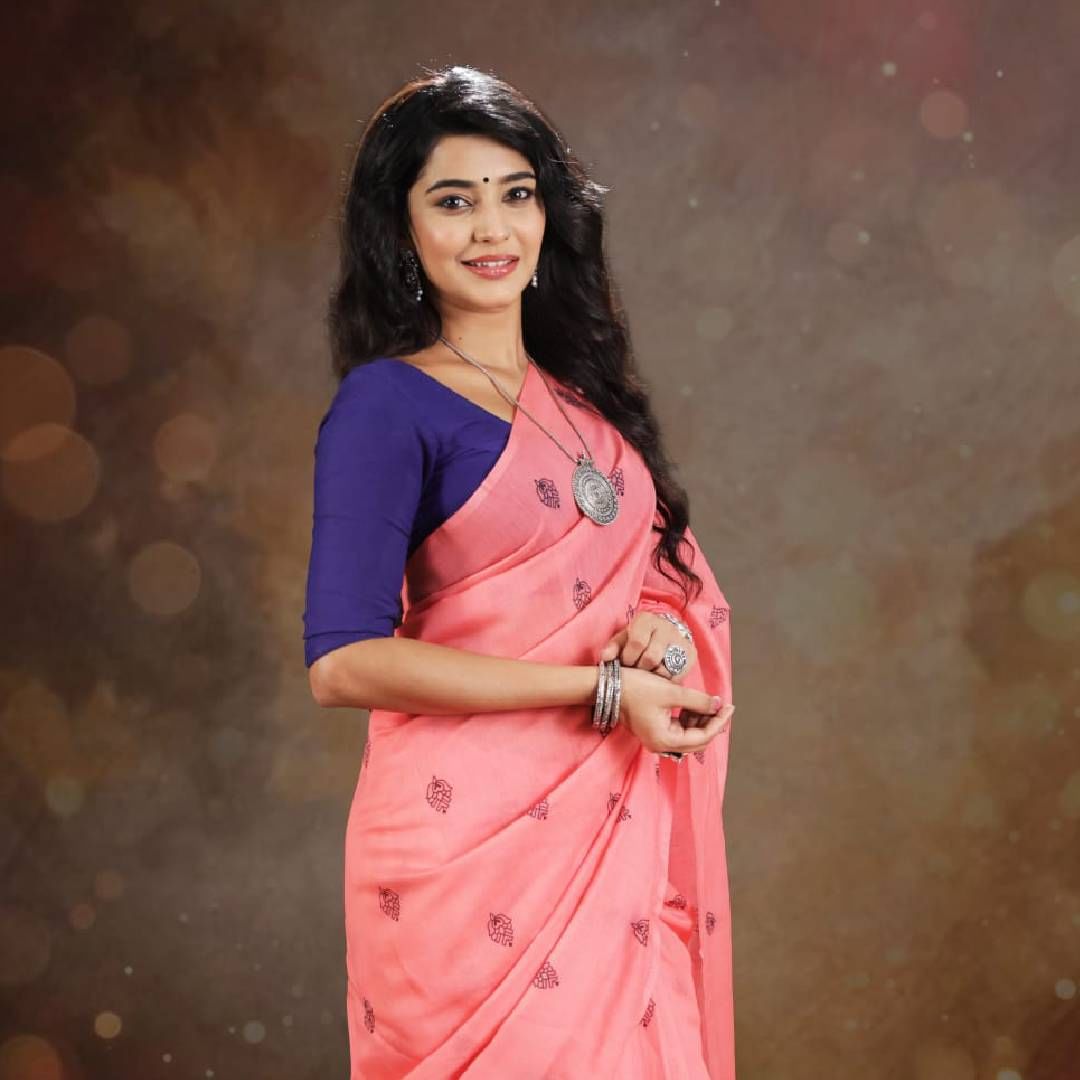 रमाने आता सगळा भूतकाळ मागे सोडून नवीन आयुष्य जगायचं ठरवलं आहे. भूतकाळाशी असणारी नाळ तोडण्यासाठी तिने आपल्या दोन वेण्या कापल्या आहेत. रमा पाचगणीतल्या सगळ्यात मोठ्या शाळेची ट्रस्टी आहे. 
