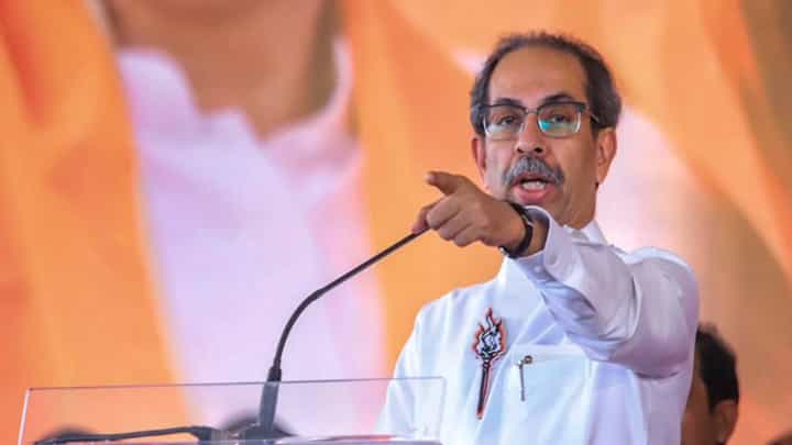 Uddhav Thackeray : एकदा गळा घोटला की चरायला कुरण मोकळं... उद्धव ठाकरेंचा निशाणा नेमका कोणावर? Uddhav Thackeray : एकदा गळा घोटला की चरायला कुरण मोकळं... उद्धव ठाकरेंचा निशाणा नेमका कोणावर?