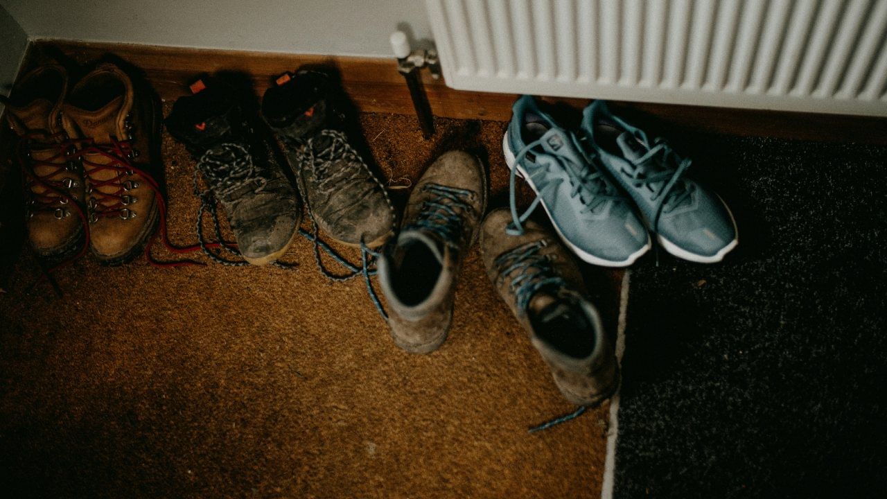 चपलेची देखील असते एक्सपायरी डेट; चप्पल, बूट किती महिन्यांनी बदलावेत? ..तर पायाचं होईल मोठं नुकसान