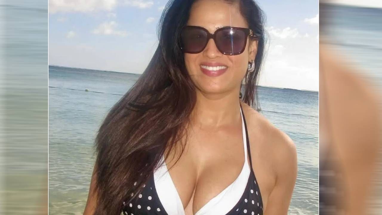 टीव्ही अभिनेत्री श्वेता तिवारी ही सोशल मीडिया सेन्सेशन आहे. तिचे फोटो आणि व्हिडिओ खूप व्हायरल होत असातत, त्याला हजारो-लाखो लाईक्सही मिळतात. वयाच्या 44 व्या वर्षीही श्वेता तंदुरुस्त आहे. तिच्या चाहत्यांना तिचा हा अंदाज खूप आवडतो. गेल्या काही काळात अभिनेत्रीची लोकप्रियता दुप्पट झाली आहे.