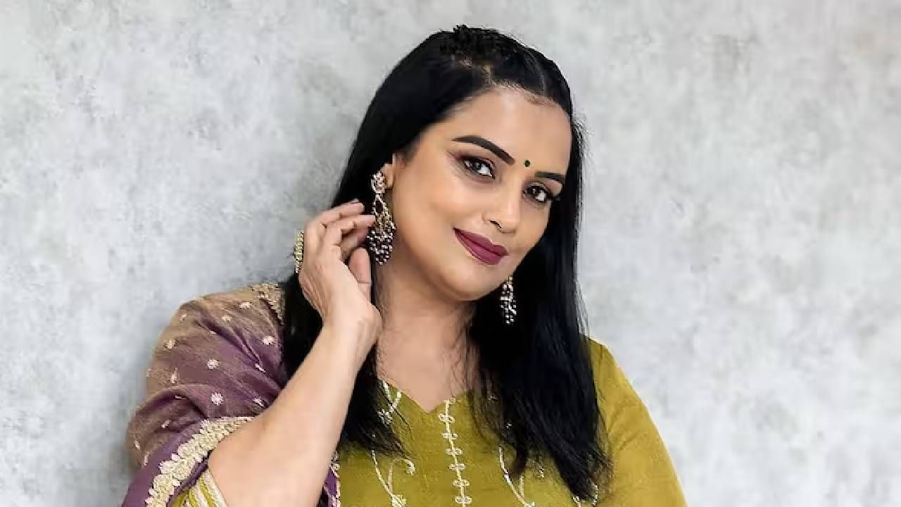 अभिनेता सलमान खानच्या चित्रपटात काम करणाऱ्या एका अभिनेत्रीने काही काळानंतर दाक्षिणात्य चित्रपटसृष्टीकडे आपला मोर्चा वळविला होता. अजूनही ती तिथे दमदार काम करतेय. ही अभिनेत्री दुसरी तिसरी कोणी नसून श्वेता मेनन आहे. 
