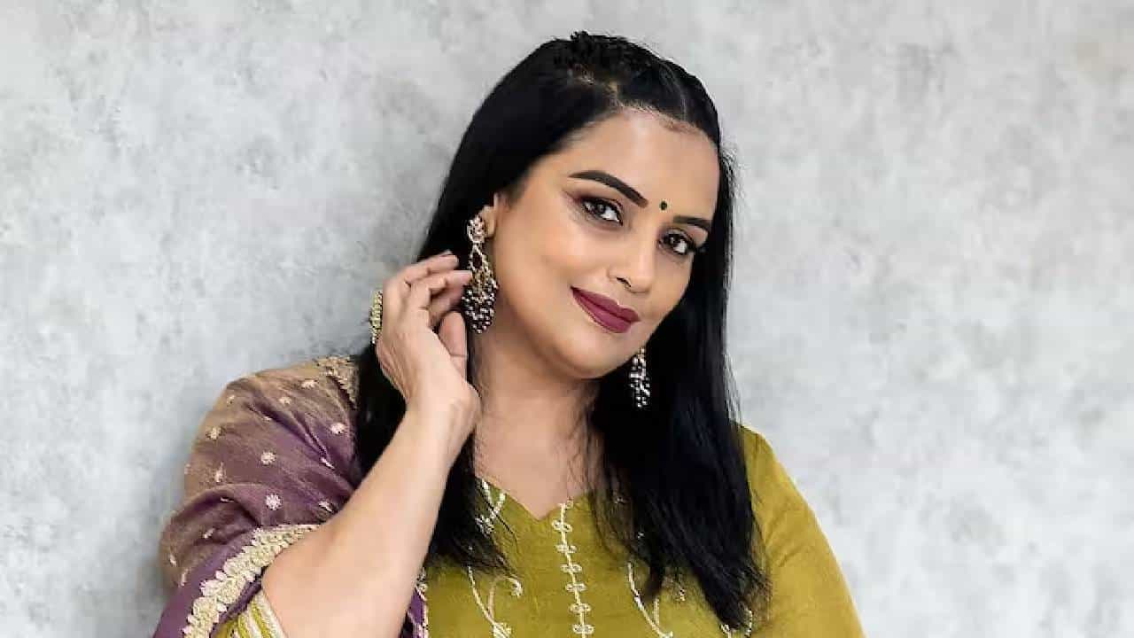अभिनेता सलमान खानच्या चित्रपटात काम करणाऱ्या एका अभिनेत्रीने काही काळानंतर दाक्षिणात्य चित्रपटसृष्टीकडे आपला मोर्चा वळविला होता. अजूनही ती तिथे दमदार काम करतेय. ही अभिनेत्री दुसरी तिसरी कोणी नसून श्वेता मेनन आहे.