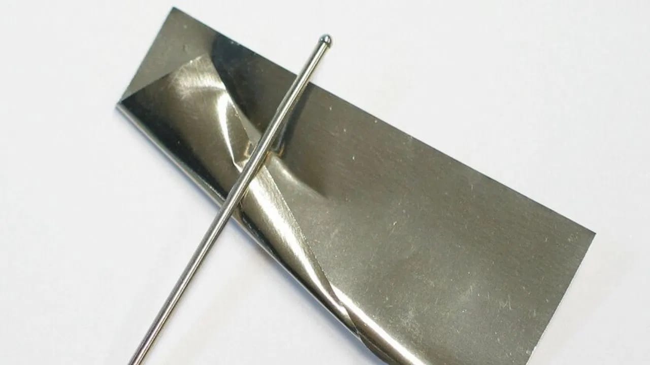 रेडियम हा एक किरणोत्सर्गी धातू आहे, जो नैसर्गिकरित्या युरेनियम धातूंमध्ये खूप कमी प्रमाणात आढळतो. हा धातू शुद्ध करणे ही एक अतिशय गुंतागुंतीची आणि धोकादायक प्रक्रिया आहे. पृथ्वीवर या धातूची कमतरता असल्याने तो अत्यंत मौल्यवान आणि सहजासहजी खरेदी करता येत नाही.