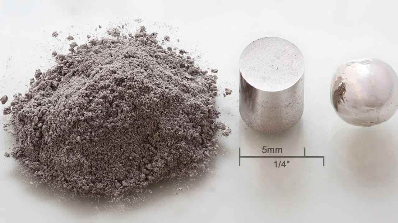 रेडियम हा एक किरणोत्सर्गी धातू आहे, जो नैसर्गिकरित्या युरेनियम धातूंमध्ये खूप कमी प्रमाणात आढळतो. हा धातू शुद्ध करणे ही एक अतिशय गुंतागुंतीची आणि धोकादायक प्रक्रिया आहे. पृथ्वीवर या धातूची कमतरता असल्याने तो अत्यंत मौल्यवान आणि सहजासहजी खरेदी करता येत नाही.