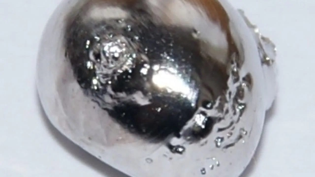 हे स्वयं-प्रकाशित रंग, विमानाचे स्विचेस, घड्याळाचे डायल, न्यूक्लियर पॅनेल, टूथपेस्ट, केसांची क्रीम इत्यादी गोष्टींमध्ये वापरले जाते. 