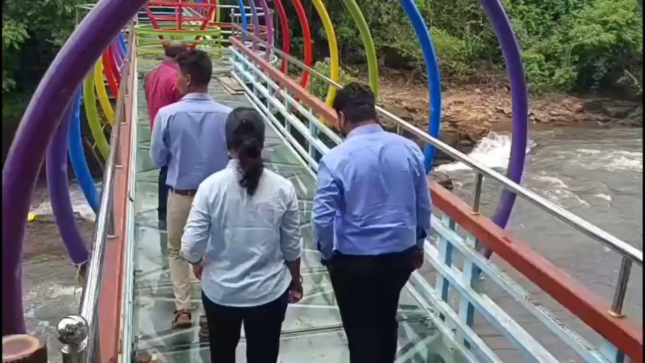 नापणे धबधबा कोल्हापूर-तरळे राष्ट्रीय महामार्गावरील नाधवडे गावापासून सुमारे सहा किलोमीटर अंतरावर आहे. तसेच, वैभववाडी रेल्वे स्टेशनपासून हा धबधबा केवळ तीन किलोमीटर अंतरावर आहे, ज्यामुळे येथे पोहोचणे खूपच सोपे आहे.