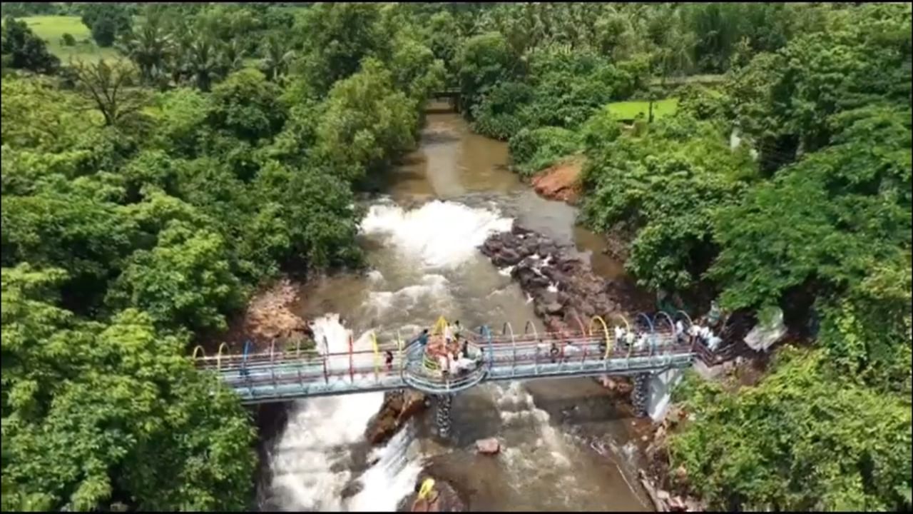 मुख्य धबधब्याच्या वरच्या बाजूला असलेले लहान धबधबे देखील पाहता येत आहेत. यामुळे पावसाळ्यातही पर्यटकांना आता धबधब्याचा जवळून अनुभव घेता येत आहे. महाराष्ट्रातील अशा प्रकारचा हा पहिलाच काचेचा पूल ठरला आहे.