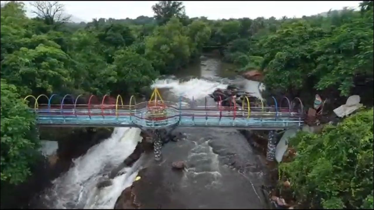 सिंधुदुर्ग जिल्ह्याला देशातील पहिला पर्यटन जिल्हा म्हणून घोषित करण्यात आले आहे. पश्चिम महाराष्ट्रातून जिल्ह्यात प्रवेश करताना वैभववाडी तालुका हे जिल्ह्याचे प्रवेशद्वार आहे. या जिल्ह्यात येणारा कोणताही पर्यटक नापणे धबधब्याला भेट दिल्याशिवाय पुढे जात नाही, असे म्हटले जाते.