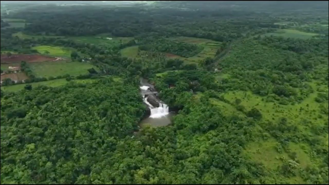 उन्हाळ्यात पर्यटक कुटुंबासोबत नदीत उतरून धबधब्याचा आनंद घेतात. मात्र, पावसाळ्यात नदीतील पाण्याचा प्रवाह मोठा असल्याने धबधबा रौद्र रूप धारण करतो, ज्यामुळे पर्यटकांना लांबूनच त्याचे दर्शन घ्यावे लागते.