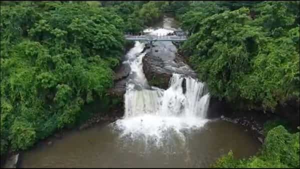 महाराष्ट्राच्या निसर्गरम्य सिंधुदुर्ग जिल्ह्याचे प्रवेशद्वार असलेल्या वैभववाडी तालुक्यातील प्रसिद्ध नापणे धबधबा आता पर्यटकांना एका अनोख्या अनुभवाची पर्वणी देणार आहे. या बारमाही वाहणाऱ्या धबधब्यावर राज्यातील पहिला काचेचा पूल उभारण्यात आला आहे.