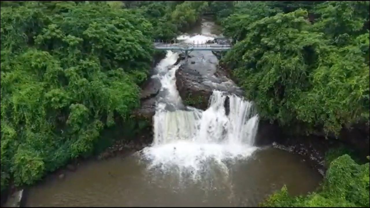 महाराष्ट्राच्या निसर्गरम्य सिंधुदुर्ग जिल्ह्याचे प्रवेशद्वार असलेल्या वैभववाडी तालुक्यातील प्रसिद्ध नापणे धबधबा आता पर्यटकांना एका अनोख्या अनुभवाची पर्वणी देणार आहे. या बारमाही वाहणाऱ्या धबधब्यावर राज्यातील पहिला काचेचा पूल उभारण्यात आला आहे.