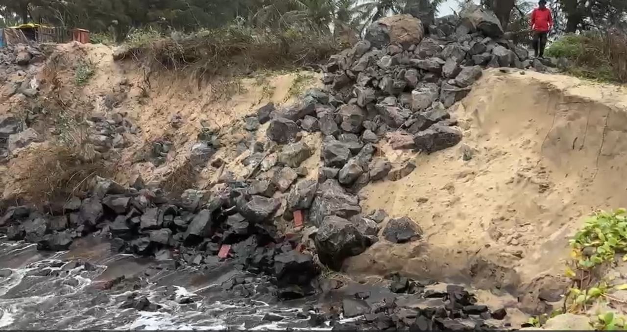 मालवण या तालुक्यातील तळाचील या गावामध्ये समुद्राचा धोका निर्माण झाला आहे. समुद्राने या भागातील किनारपट्टी गिळंकृत करायला सुरुवात केलीय.  समुद्राच्या लाटांमुळे या गावातील साधारण 20 ते 30 मीटर भाग पूर्णपणे खचला आहे. 