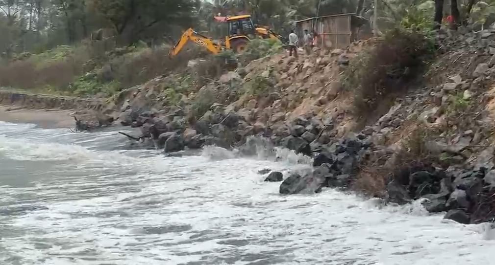 हा निमुळता पट्टा आहे. त्यामुळे या दीड किलोमीटरच्या पट्ट्यात अगोदर सागरी बंधारे झालेले आहेत. मात्र हा 500 ते 600 मीटरच्या भागावर बंधारा नाही. परिणामी हा भाग पूर्णपणे समुद्रात वाहून जाण्याची शक्यता आहे. 