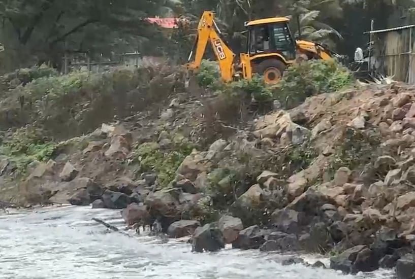 या भागात समुद्राच्या मोठ्या लाटा येतात. वेगात आलेल्या या लाटा किनाऱ्यावर जोरात आदळतात. त्यामुळेच किनारपट्टीवरील सगळे दगड उघडे पडले आहेत. त्यामुळेच आता या भागाची झिज होत आहे. 