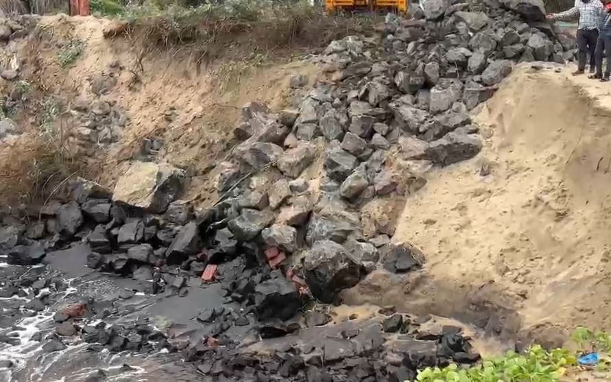 ही बाब लक्षात येताच जेसीबीच्या माध्यमातून झिज झालेल्या भागात भर टाकण्यात येत आहे. भविष्यात समुद्राच्या लाटांमुळे हा संपूर्ण भाग नष्ट होण्याची शक्यता व्यक्त केली जात आहे. त्यामुळे किनारपट्टीवर साधारण 500 ते 600 मीटपर्यंत बंधारा बांधण्यात यावा, अशी मागणी केली जात आहे. तळाशील वाडी या गावाच्या एका बाजूला खाडी आणि एका बाजूला समुद्र आहे. 