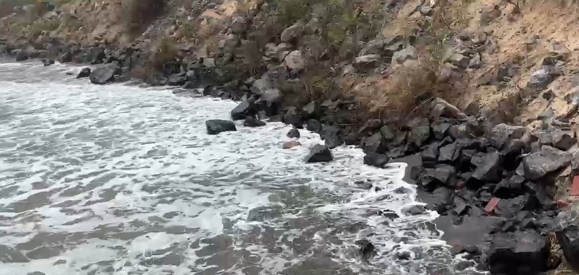 अशीच स्थिती राहिली तर या गावाचे थेट दोन तुकडे होण्याची शक्यता व्यक्त केली जात आहे. समुद्र रस्त्याच्या पाच ते दहा फुटांवर येऊन पोहोचला आहे. हा रस्ता एकदा वाहून गेला की गावाचे दोन तुकडे झाल्याशिवाय राहणार नाही.  