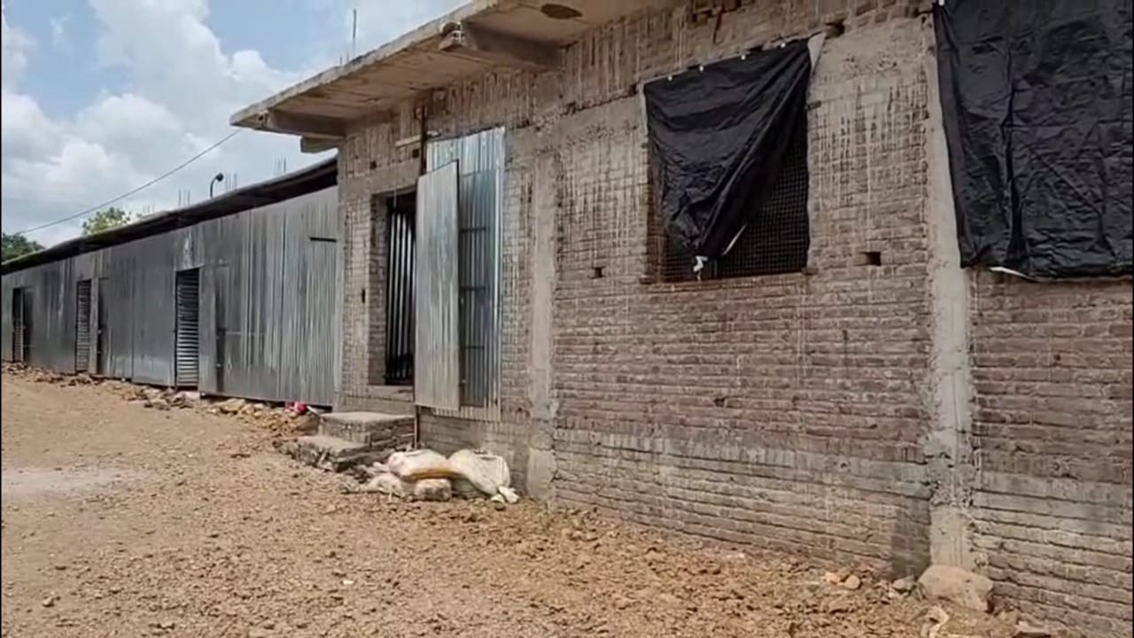 या महाविद्यालयात सध्या संचालक मंडळावरून वाद सुरू आहे. या वादाचा थेट फटका निष्पाप शाळकरी मुलांना बसत आहे. शिक्षण विभागाने या गंभीर प्रकाराकडे तातडीने लक्ष घालून विद्यार्थ्यांचे भविष्य सुरक्षित करण्याची गरज निर्माण झाली आहे.