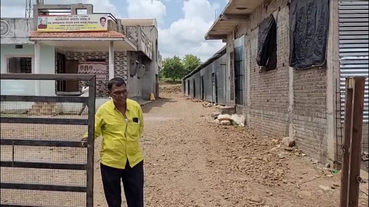 या सगळ्या प्रकाराकडे शिक्षण विभागाचं पूर्णतः दुर्लक्ष होत असल्याचं स्पष्ट दिसतंय. पालकवर्ग सातत्याने विद्यार्थ्यांना भौतिक सुविधा उपलब्ध करून देण्याची मागणी करत आहेत.