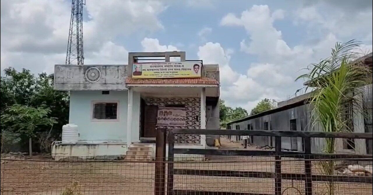 बुलढाणा जिल्ह्यातून एक धक्कादायक वास्तव समोर आलं आहे, जिथे शिक्षणाचं भवितव्यच अंधारात असल्याचं चित्र आहे. सिंदखेडराजा तालुक्यातील राजेगाव येथील १०० टक्के अनुदानित उच्च माध्यमिक विद्यालय यावर्षी स्थलांतरित करण्यात आलं खरं, पण विद्यार्थ्यांना मूलभूत सुविधांविनाच शिक्षण घेण्याची वेळ आली आहे.