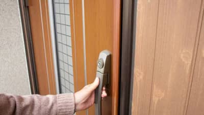 Sliding Door Designs : छोट्या घरांसाठी परफेक्ट गेट डिझाइन्स, कमी जागेत देतील रॉयल लुक