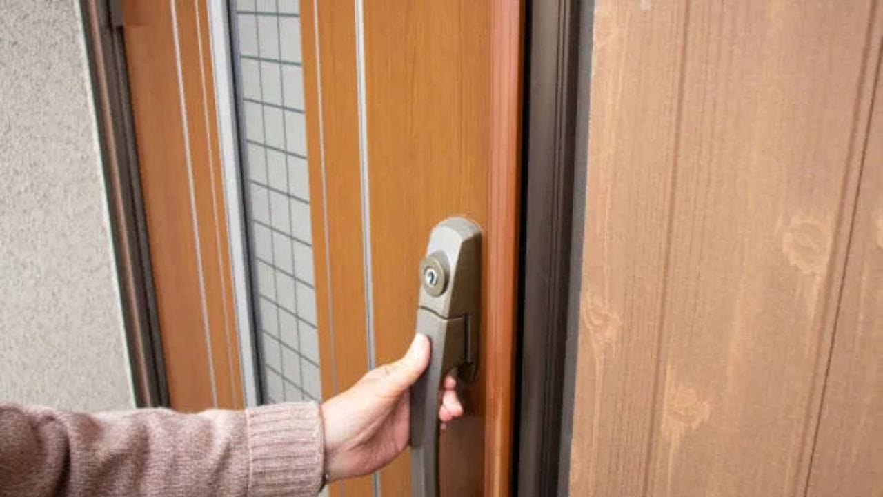 Sliding Door Designs : छोट्या घरांसाठी परफेक्ट गेट डिझाइन्स, कमी जागेत देतील रॉयल लुक